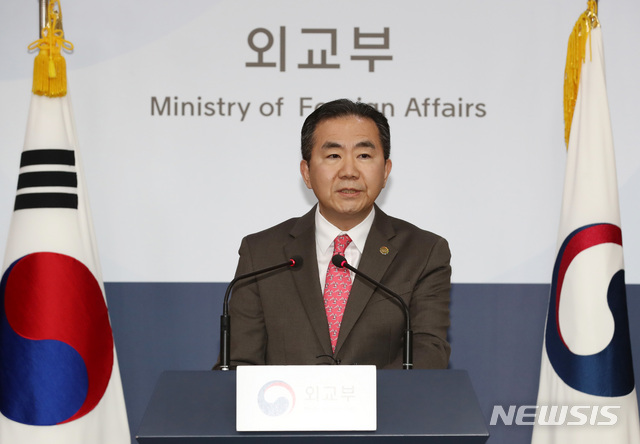 [서울=뉴시스] 이영환 기자 = 김인철 외교부 대변인이 19일 오후 서울 종로구 외교부 브리핑룸에서 현안 관련 정례브리핑을 하고 있다. 2019.11.19&nbsp; 20hwan@newsis.com