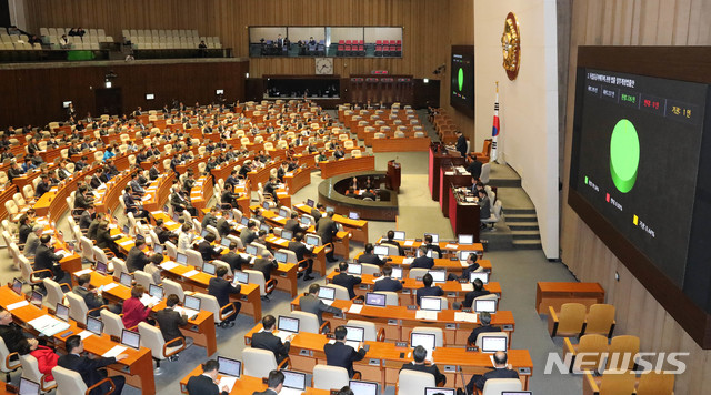 [서울=뉴시스] 장세영 기자 = 독립유공자예우에 관한 법률 일부개정법률안이 19일 오후 서울 여의도 국회에서 열린 제371회 국회(정기회) 제11차 본회의(안건심의)에서 통과되고 있다. 2019.11.19.&nbsp; photothink@newsis.com 