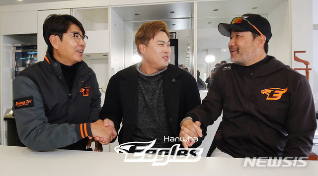 [서울=뉴시스] 류현진(가운데) 선수가 19일 충남 서산시 한화 이글스 2군 구장을 방문해 정민철(왼쪽) 단장, 한용덕 감독과 대화하고 있다. (사진= 한화 이글스 제공) 2019.11.19.photo@newsis.com
