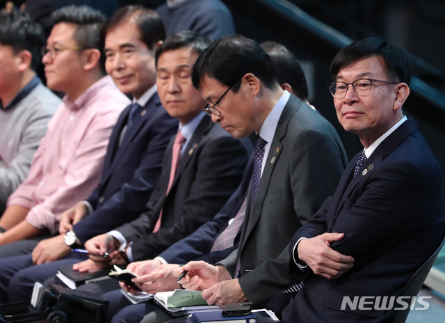 [서울=뉴시스]배훈식 기자 = 김상조(오른쪽부터) 청와대 정책실장과 이호승 경제수석 등 청와대 참모진이 지난달 19일 오후 서울 MBC 미디어센터에서 열린 문재인 대통령의 '국민이 묻는다, 2019 국민과의 대화'에 참석해 있다. 2019.11.19. dahora83@newsis.com