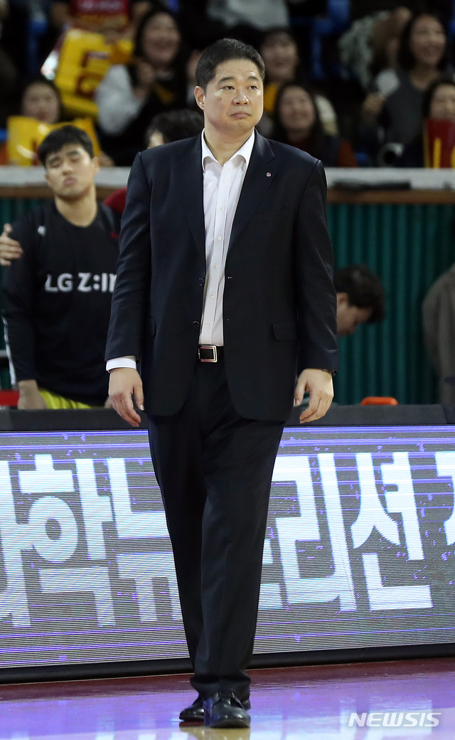 [서울=뉴시스]이윤청 기자 = 19일 오후 서울 송파구 잠실학생체육관에서 열린 2019-2020 현대모비스 KBL 프로농구 서울 SK 나이츠와 창원 LG 세이커스의 경기, LG 현주엽 감독이 경기를 지켜보고 있다. 2019.11.19.radiohead@newsis.com