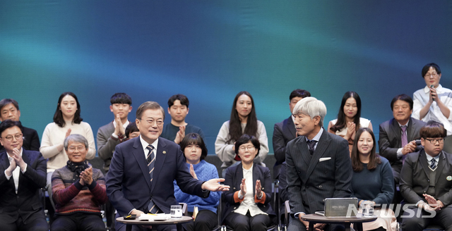 [서울=뉴시스]배훈식 기자 = 문재인 대통령이 지난달 19일 오후 서울 MBC 미디어센터에서 열린 '국민이 묻는다, 2019 국민과의 대화'에 참석해 국민 패널들의 질문에 답하고 있다. 2019.11.19. dahora83@newsis.com