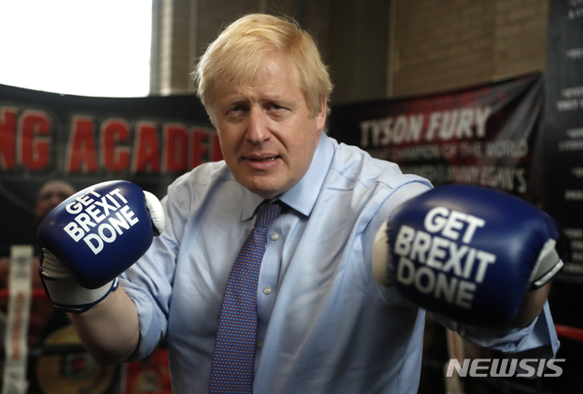  [맨체스터=AP/뉴시스]보리스 존슨 영국 총리가 19일(현지시간) 영국 맨체스터에서 총선 유세 중 지미 에건 복싱 아카데미를 방문해 권투 글러브를 낀 채 포즈를 취하고 있다. 존슨 총리는 제1야당인 제러미 코빈 노동당 대표와의 TV 양자 토론을 앞두고 브렉시트(Brexit)와 관련한 명확한 견해를 밝힐 것을 촉구하는 서한을 보낸 바 있다. 영국은 12월 12일 조기 총선을 치른다. 2019.11.19. 
