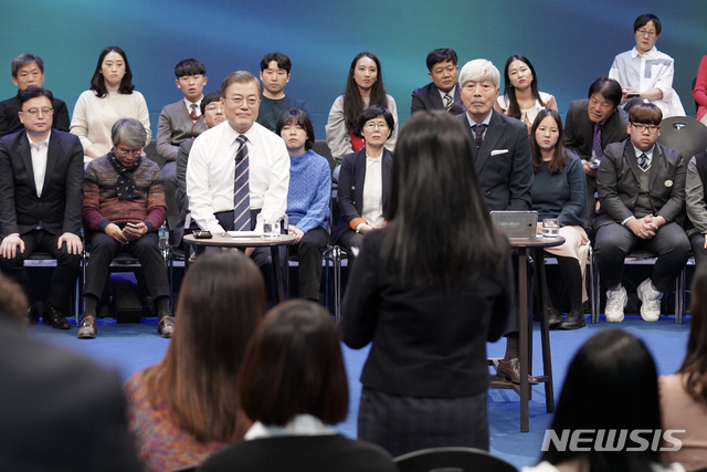 [서울=뉴시스]배훈식 기자 = 문재인 대통령이 19일 오후 서울 MBC 미디어센터에서 열린 '국민이 묻는다, 2019 국민과의 대화'에 참석해 국민 패널들의 질문을 듣고 있다. 2019.11.19. dahora83@newsis.com