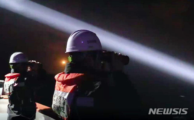 [제주=뉴시스]우장호 기자 = 19일 오후 제주 해경 소속 5002함 승무원들이 제주 차귀도 인근 해상에서 어선 화재 사고로 11명이 실종된 통영선적 연승어선 대성호(29t) 승선원을 찾는 수색 작업을 하고 있다. (사진=제주지방해양경찰청 제공) 2019.11.19. woo1223@newsis.com