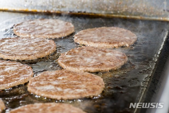 [서울=뉴시스]맥도날드 매장 주방 그릴에서 갓 구워진 소고기 패티 (사진=한국맥도날드 제공)