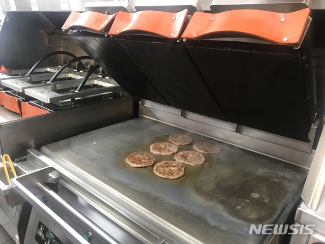 [서울=뉴시스]맥도날드 매장 주방 그릴에서 갓 구워진 소고기 패티 (사진=한국맥도날드 제공)