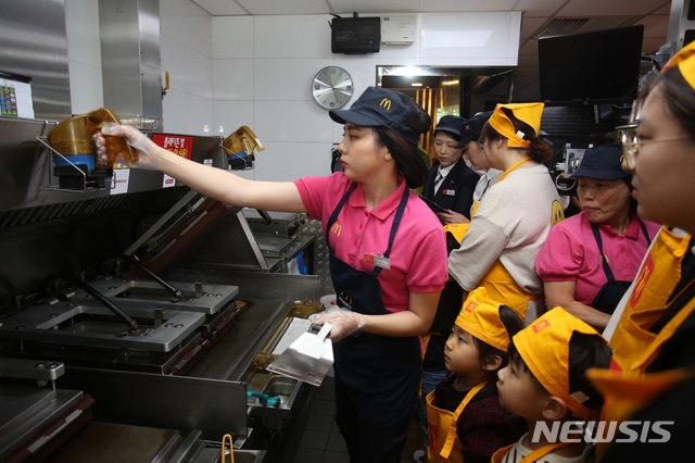 [서울=뉴시스]19일 한국맥도날드가 개최한 '주방 공개의 날' 행사 모습 (사진=한국맥도날드 제공)