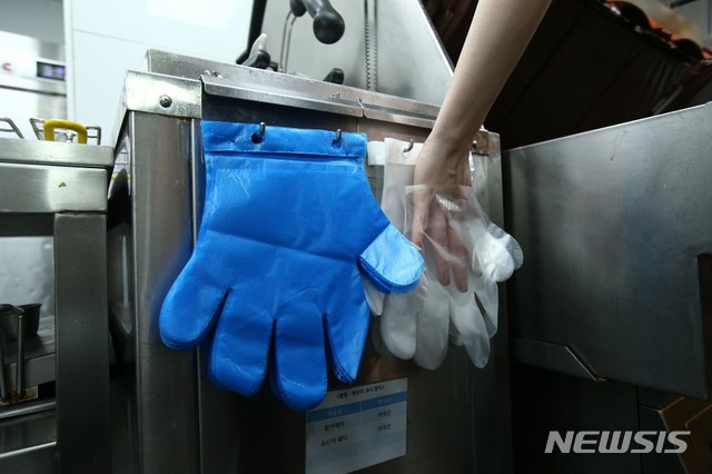 [서울=뉴시스]맥도날드 매장 주방에 비치된 위생 장갑 2종 (사진=한국맥도날드 제공)