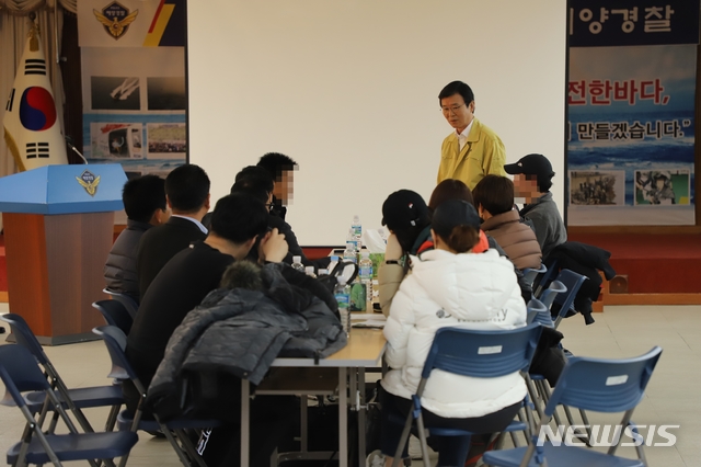 [제주=뉴시스]강경태 기자 = 문성혁 해양수산부 장관이 20일 오전 제주해양경찰서 대성호 실종자 가족 대기실에서 실종자 가족들에게 실종자 수색에 최선을 다하겠다고 말하고 있다. 2019.11.20. ktk2807@newsis.com