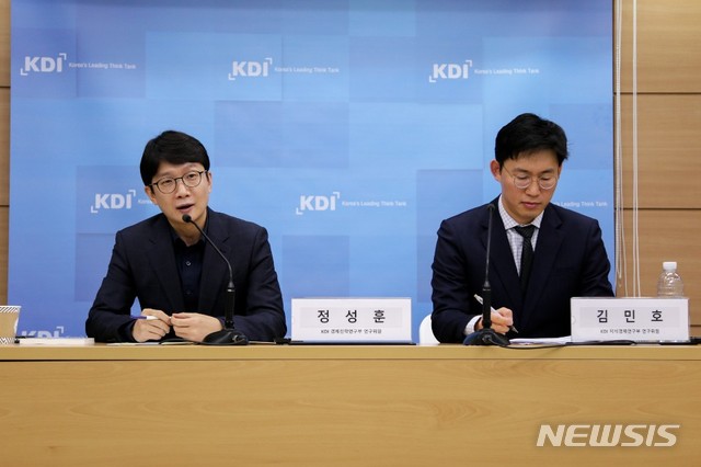 [세종=뉴시스]김인호·정성훈 한국개발연구원(KDI) 연구위원들이 20일 '공장의 스마트화를 위한 스마트한 정책 방안'이라는 제목으로 펴낸 보고서에 관해 브리핑하고 있다. 2019.11.20 (사진 = KDI 제공) photo@newsis.com