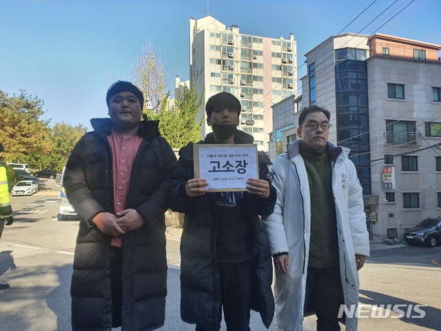 [서울=뉴시스]김정현 수습기자 = '홍콩의 진실을 알리는 학생모임'이 20일 오전 11시께 서울 관악경찰서에 현수막 훼손 관련 고소장을 제출하는 모습. 2019.11.20&nbsp; photo@newsis.com 