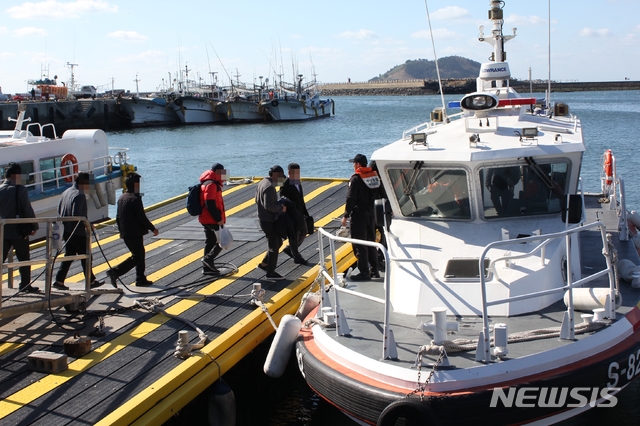 [제주=뉴시스]강경태 기자 = 제주도 해상에서 화재로 실종자가 발생한 대성호의 실종자 가족들이 20일 오후 제주시 한림읍 한림항에서 사고 해역으로 이동하기 위해 제주해양경찰서 한림파출소 연안구조정에 오르고 있다. 2019.11.20. ktk2807@newsis.com