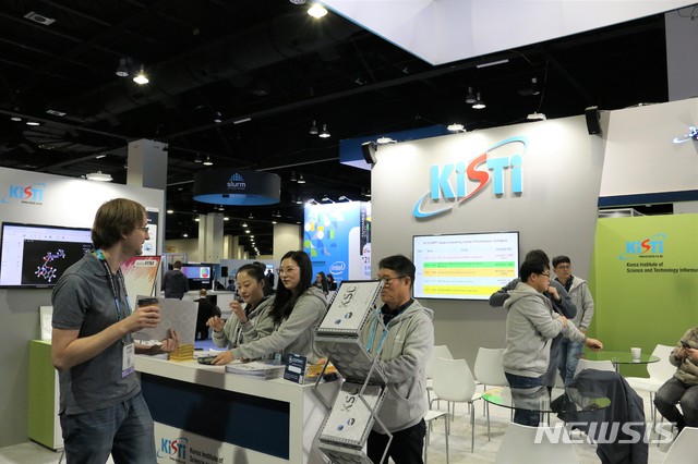 [대전=뉴시스]이종익 기자 = 한국과학기술정보연구원이 17일(현지시간)부터 6일간 미국 콜로라도 덴버에서 슈퍼컴퓨터의 성능과 기술을 선점하기 위해 열리고 있는 '슈퍼컴퓨팅 콘퍼런스(SC2019)에 참가해 한국 제품의 우수성과 서비스 등을 홍보하고 있다. 2019.11.20. (사진=한국과학기술정보연구원 제공)&nbsp; photo@newsis.com