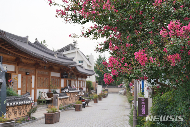[전주=뉴시스] 한훈 기자 = 전북 전주시는 전주한옥마을에 예술 의자와 친환경 화분 등을 배치·설치해 걷고 싶은 여행지로 꾸며가고 있다고 20일 밝혔다.(사진=전주시 제공).2019.11.20. photo@newsis.com 