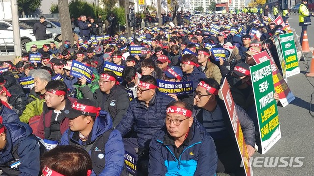 전국철도노동조합 파업 첫날인 20일 철도노조대전본부와 민주노총 대전본부 조합원들이 더불어민주당 대전시당 앞서 파업출정식을 갖고 있다.