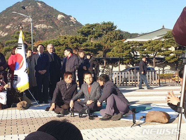 [서울=뉴시스]황교안 자유한국당 대표는 20일 청와대 앞에서 기자회견을 통해 문재인 대통령에게 지소미아 파기 철회, 공수처법 포기, 연동형 비례대표제 선거법 철회를 요구하며 무기한 단식투쟁을 선언했다. 황 대표가 단식투쟁을 선언한 후 김문수 전 경기도지사가 찾아와 대화를 나누고 있다. 2019.11.20. whynot82@newsis.com 