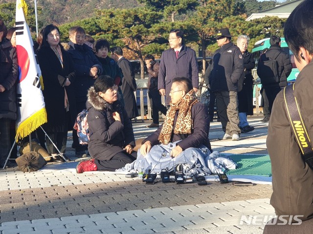 [서울=뉴시스]황교안 자유한국당 대표는 20일 청와대 앞에서 기자회견을 통해 문재인 대통령에게 지소미아 파기 철회, 공수처법 포기, 연동형 비례대표제 선거법 철회를 요구하며 무기한 단식투쟁을 선언했다. 황 대표가 단식투쟁 소식을 듣고 찾아온 한 시민과 대화를 나누고 있다. 2019.11.20. whynot82@newsis.com