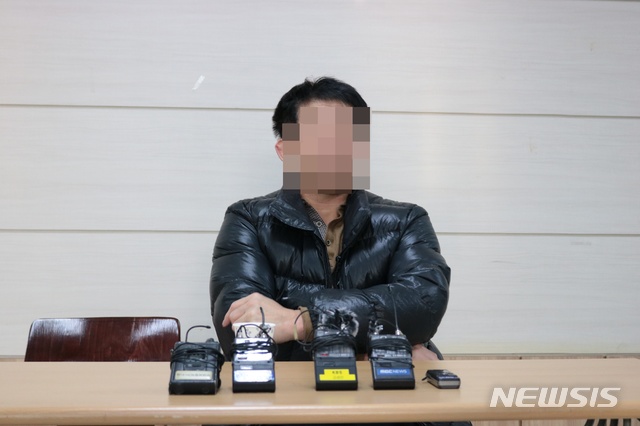 [청주=뉴시스]조성현 기자=화성 8차 사건의 범인으로 지목된 윤모(52)씨가 20일 오후 충북NGO센터에서 기자들의 질문에 답을 하고 있다. 2019.11.20.jsh0128@newsis.com