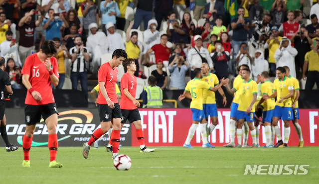 [아부다비(아랍에미리트)=뉴시스] 김진아 기자 = 19일(현지시각) 아랍에미리트 모하메드 빈 자예드 스타디움에서 열린 축구 국가대표 평가전 대한민국과 브라질의 경기, 브라질 다닐루가 골을 넣자 한국 손흥민과 선수들이 아쉬워하고 있다. 2019.11.19.&nbsp; bluesoda@newsis.com