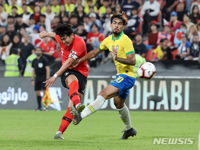 [아부다비(아랍에미리트)=뉴시스] 김진아 기자 = 19일(현지시각) 아랍에미리트 모하메드 빈 자예드 스타디움에서 열린 축구 국가대표 평가전 대한민국과 브라질의 경기, 한국 손흥민이 슛을 시도하고 있다. 2019.11.19. bluesoda@newsis.com