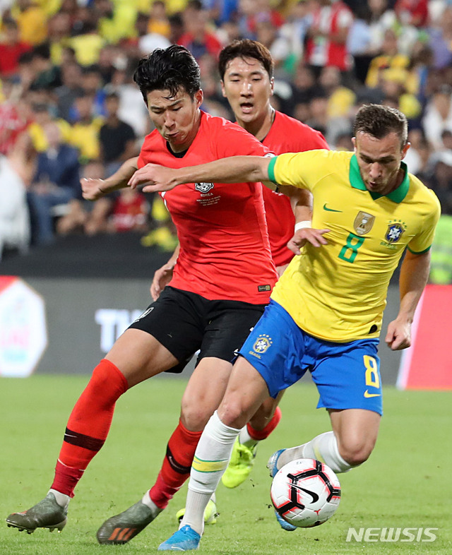 [아부다비(아랍에미리트)=뉴시스] 김진아 기자 = 19일(현지시각) 아랍에미리트 모하메드 빈 자예드 스타디움에서 열린 축구 국가대표 평가전 대한민국과 브라질의 경기, 한국 손흥민이 브라질 아르투르와 볼다툼을 하고 있다. 2019.11.19.&nbsp; bluesoda@newsis.com