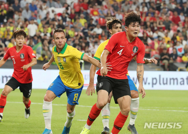 [아부다비(아랍에미리트)=뉴시스] 김진아&nbsp; 자 = 19일(현지시각) 아랍에미리트 모하메드 빈 자예드 스타디움에서 열린 축구 국가대표 평가전 대한민국과 브라질의 경기, 한국 김민재가 볼다툼을 하고 있다. 2019.11.19. bluesoda@newsis.com