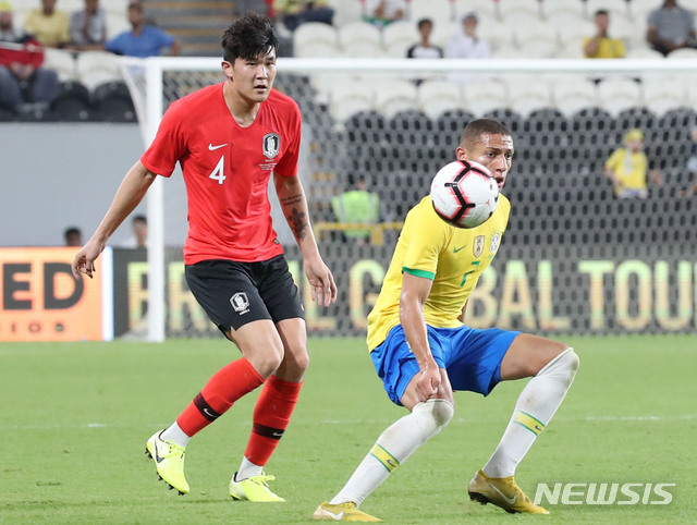 [아부다비(아랍에미리트)=뉴시스] 김진아 기자 = 19일(현지시각) 아랍에미리트 모하메드 빈 자예드 스타디움에서 열린 축구 국가대표 평가전 대한민국과 브라질의 경기, 한국 김민재가 브라질 히샬리송과 볼다툼을 하고 있다. 2019.11.19.&nbsp; bluesoda@newsis.com