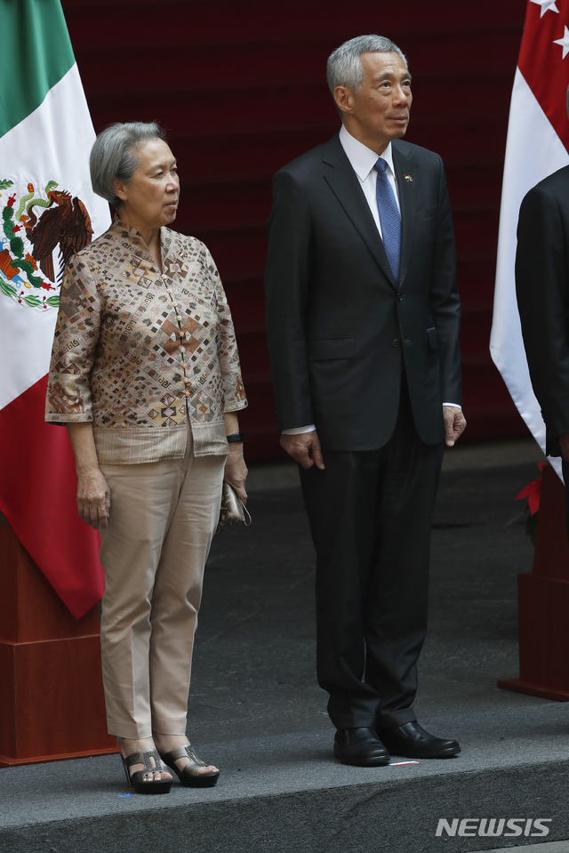 [멕시코시티=AP/뉴시스]지난 2019년 11월19일 멕시코를 방문한 리셴룽(李顯龍) 싱가포르 총리와 부인 호칭 여사가 멕시코시티 국립궁전에서 열린 환영식에 참석하고 있다. 2300억 달러(256조9100억원의 막대한 자금을 좌지우지하는 싱가포르 국부 펀드 테마섹의 호칭 최고경영자(CEO)가 17년 만에 물러난다. 후임은 케임브리지에서 유학한 변호사 딜한 필레이 산드라세가라가 맡는다. 2021.2.9