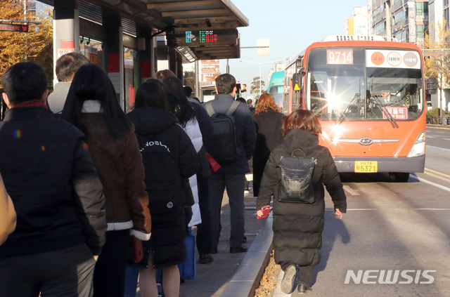 [고양=뉴시스] 전진환 기자 = 서울과 경기도 고양을 연결하는 버스업체 명성운수가 파업중인 20일 오전 경기도 고양시 주엽역 버스정류장에서 광화문 방향으로 출근하는 시민이 버스를 기다리고 있다. 2019.11.20.  amin2@newsis.com