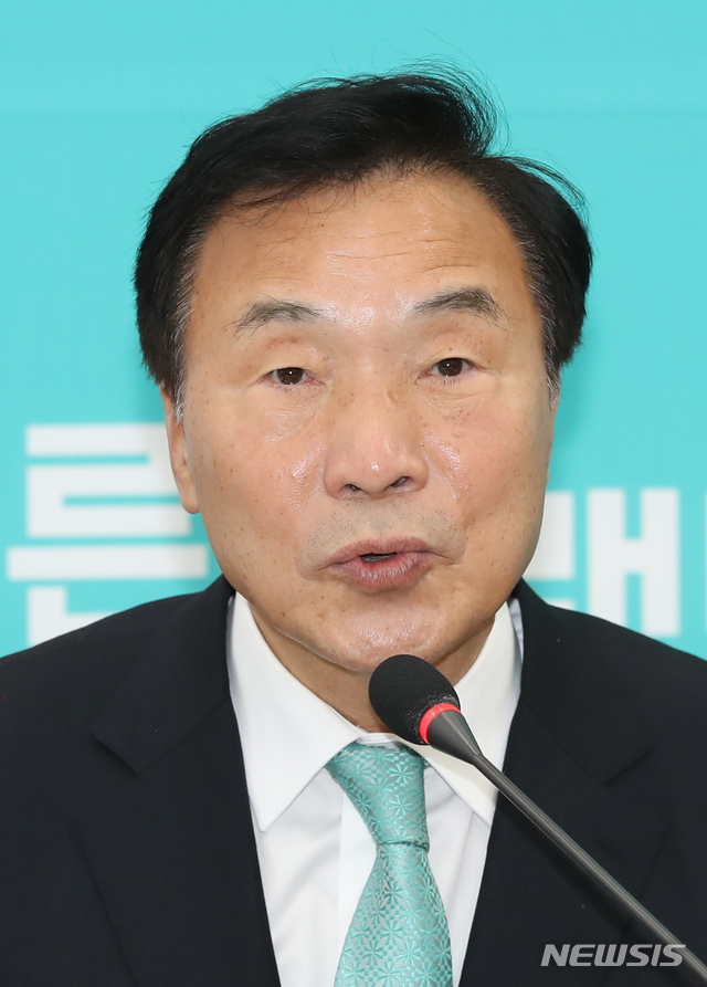 [서울=뉴시스] 고승민 기자 = 손학규 바른미래당 대표가 20일 서울 여의도 국회에서 열린 제170차 최고위원회의 및 제9차 중진의원 연석회의에서 모두발언하고 있다. 2019.11.20.kkssmm99@newsis.com