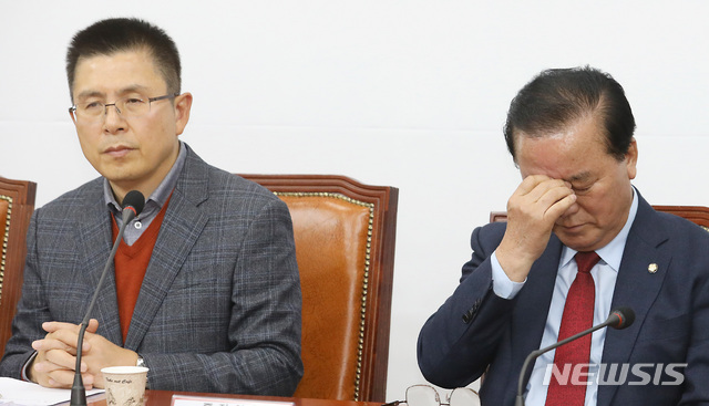 [서울=뉴시스] 이종철 기자&nbsp; = 자유한국당 황교안 대표와 정갑윤 의원이 20일 오전 서울 여의도 국회에서 열린 당대표 및 최고위원-중진의원 연석회의에서 심각한 표정을 하고 있다. 2019.11.20.jc4321@newsis.com