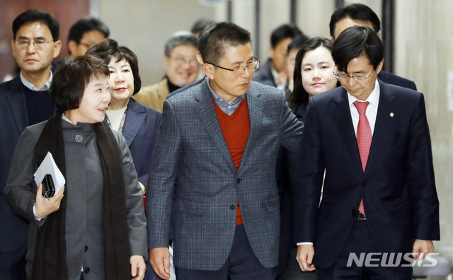 [서울=뉴시스] 이종철 기자&nbsp; = 황교안 자유한국당 대표가 20일 오전 서울 여의도 국회에서 열린 당대표 및 최고위원-중진의원 연석회의에 참석하면서 조경태 최고위원과 의견을 나누고 있다. 2019.11.20.jc4321@newsis.com