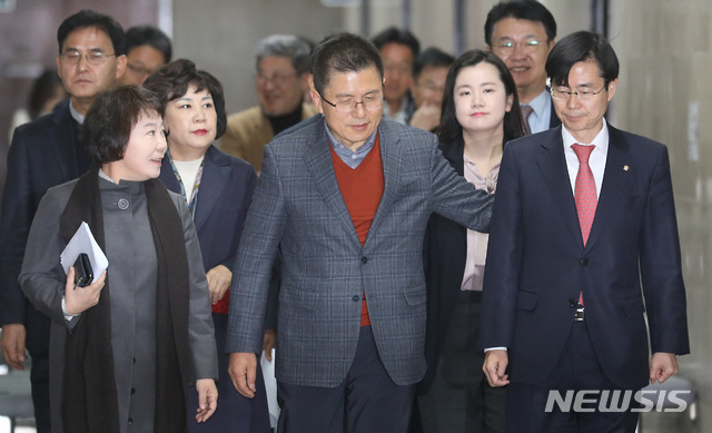 [서울=뉴시스] 이종철 기자 = 황교안 자유한국당 대표가 20일 오전 서울 여의도 국회에서 열린 당대표 및 최고위원-중진의원 연석회의에 참석하면서 조경태 최고위원과 의견을 나누고 있다. 2019.11.20.jc4321@newsis.com