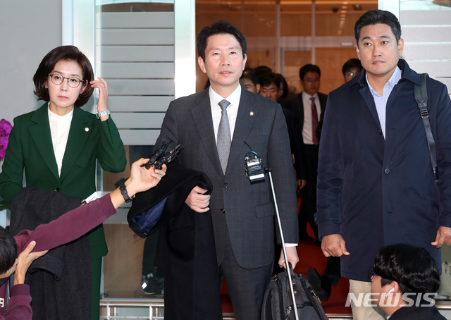 [인천공항=뉴시스]김병문 기자 = 이인영(가운데) 더불어민주당 원내대표, 나경원(왼쪽) 자유한국당 원내대표, 오신환 바른미래당 원내대표가 20일 오전 인천국제공항 제2터미널에서 한미 방위비 분담금 특별협정 협상(SMA) 등 한미 현안 논의를 위해 미국 워싱턴으로 출국하기에 앞서 방미 목적을 밝히고 있다. 2019.11.20. dadazon@newsis.com