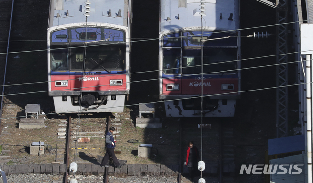 [서울=뉴시스]최진석 기자 = 전국철도노동조합의 총파업이 시작된 20일 서울 구로구 한국철도공사 구로차량사업소에 열차가 보이고 있다. 2019.11.20. myjs@newsis.com