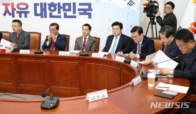 [서울=뉴시스] 이종철 기자 = 황교안 자유한국당 대표가 20일 오전 서울 여의도 국회에서 열린 당대표 및 최고위원-중진의원 연석회의에서 모두발언을 하는동안 중진의원들이 심각한 표정을 하고 있다. 2019.11.20.jc4321@newsis.com