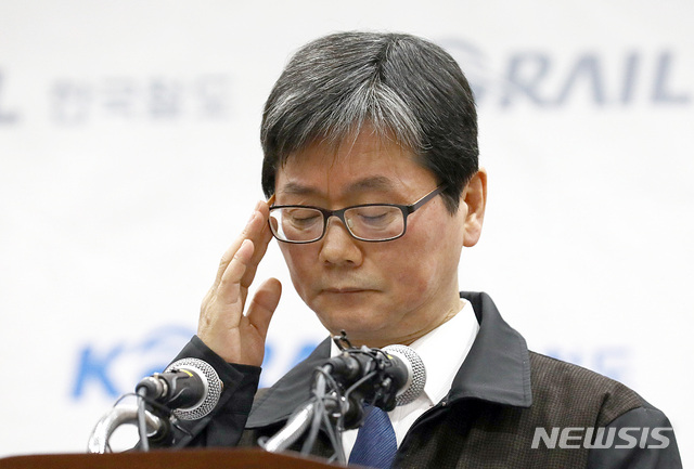 [서울=뉴시스] 이영환 기자 = 손병석 한국철도공사 사장이 20일 오전 서울 용산구 한국철도공사 서울사옥 대강당에서 철도노조 파업 관련 대국민 사과문 발표를 마친 후 안경을 고쳐쓰고 있다. 2019.11.20. 20hwan@newsis.com