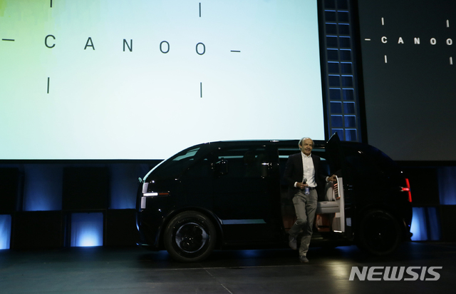 [로스앤젤레스=AP/뉴시스] 2019년 11월19일(현지시간) 미국 캘리포니아주 로스앤젤레스 행사에서 기차 스타트업 카누 공동 설립자인 울리히 크랜츠가 전기밴을 보여주고 있다. 2021.06.11. 