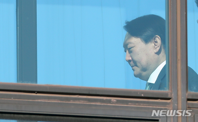 [서울=뉴시스]전신 기자 = 윤석열 검찰총장이 20일 서울 서초구 대검찰청에서 구내식당으로 이동하고 있다. 2019.11.20. photo1006@newsis.com