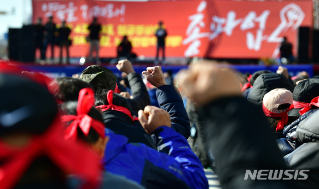 [광주=뉴시스] 류형근 기자 = 전국철도노동조합이 무기한 파업에 돌입한 가운데 20일 오후 광주 서구 광천동 터미널 앞에서 민주노총공공운수노조 호남지방본부철도노조가 총파업 출정식을 하며 구호를 외치고 있다. 2019.11.20. hgryu77@newsis.com