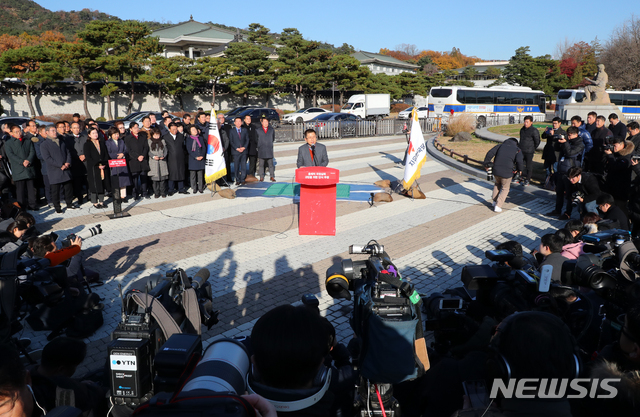 [서울=뉴시스]배훈식 기자 = 황교안 자유한국당 대표가 20일 오후 청와대 분수대에서 총체적 국정실패 규탄을 위한 단식 투쟁에서 앞서 대국민 호소문을 발표하고 있다. 2019.11.20.&nbsp; dahora83@newsis.com