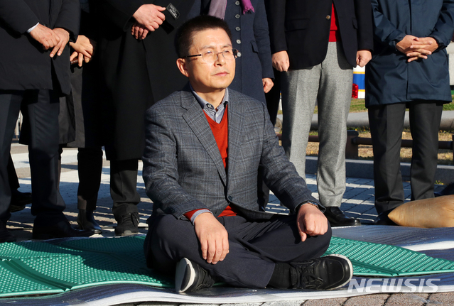 [서울=뉴시스]배훈식 기자 = 황교안 자유한국당 대표가 20일 오후 청와대 분수대에서 총체적 국정실패 규탄을 위한 단식 투쟁에 돌입해 자리에 앉아 있다. 2019.11.20.&nbsp; dahora83@newsis.com