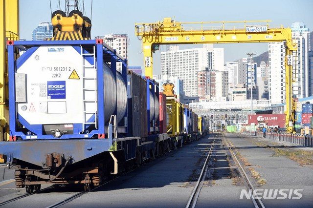 [부산=뉴시스] 하경민 기자 = 부산 동구 부산진역 CY(컨테이너야적장)에 화물열차가 멈춰서 있다. 2022.10.11. yulnetphoto@newsis.com