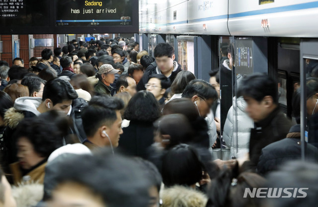 [서울=뉴시스]최동준 기자 = 사진은 서울역 4호선 승강장이 지하철을 이용하려는 시민들로 혼잡을 빚고 있다. 2023.02.10. photocdj@newsis.com