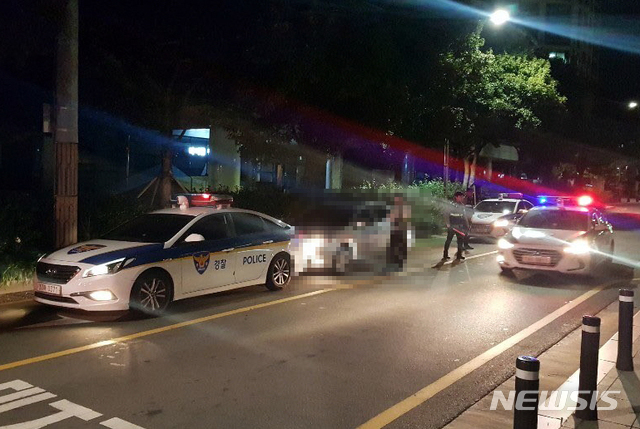 [부산=뉴시스] 부산 부산진경찰서는 21일 만취상태로 승용차를 몰다가 신호 대기 중인 경찰 순찰차를 추돌하는 사고를 낸 외국인 여성을 현행범으로 체포했다고 밝혔다. (사진=부산경찰청 제공). 2019.11.21.photo@newsis.com 