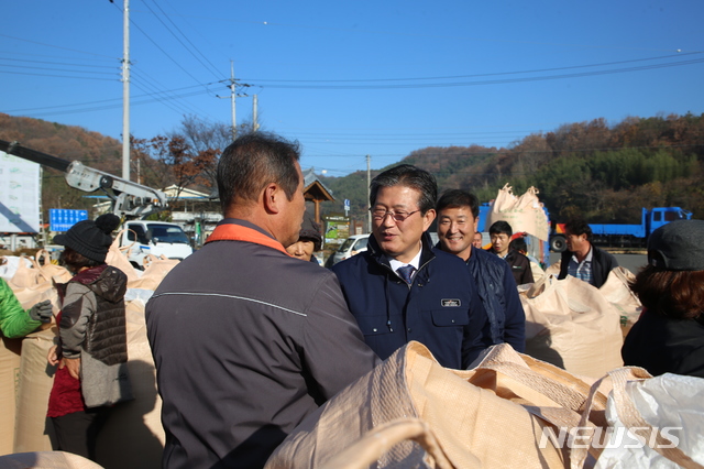 [의령=뉴시스] 21일 이선두(왼쪽에서 두번째)의령군수가 2019년 공공비축미곡‘건조벼’매입 현장을 찾아 관계자들을 만나고 있다. (사진=의령군 제공). 2019.11.21.  photo@newsis.com