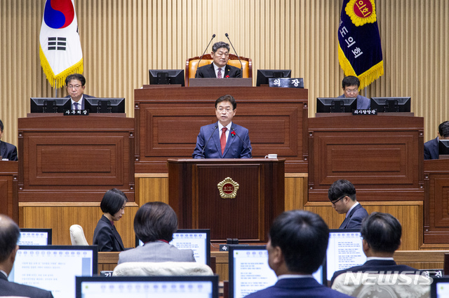 [안동=뉴시스] 이철우 경북도지사가 21일 경북도의회 제312회 정례회에서 시정연설을 하고 있다. (사진=경북도 제공) 2019.11.21