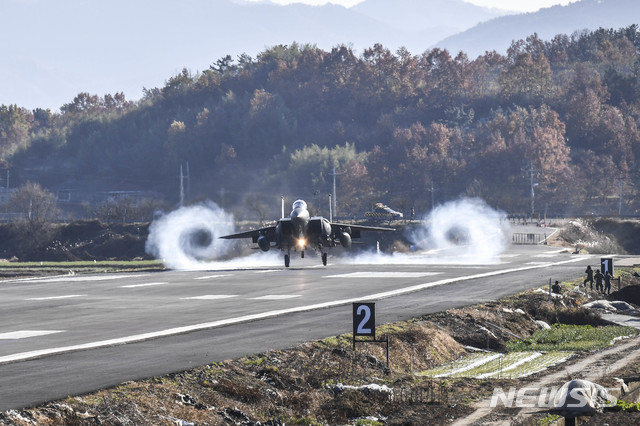 [사천=뉴시스]경남 창녕군 남지 비상활주로에서 이착륙 훈련을 하고 있는 F-15K 전투기. (사진=공군작전사령부 제공) 2019.11.21. kyk@newsis.com