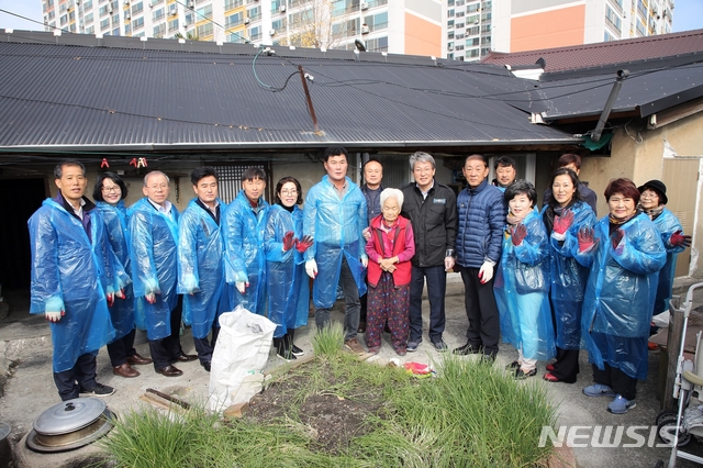 [정읍=뉴시스] 이학권 기자 = 유진섭 전북 정읍시장과 (사)정읍시자원봉사센터는 지역민을 위해 ‘따뜻한 겨울나기 사랑의 연탄 나눔’ 봉사활동을 전개했다고 21일 밝혔다. (사진 = 정읍시 제공).2019.11.21.  photo@newsis.com 